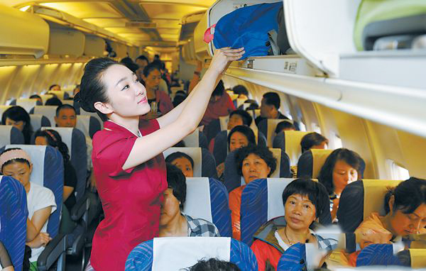 空姐应该给乘客放行李吗？
